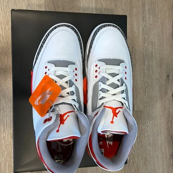 Size 13 Jordan retro Fire Red OG brand new in the box. DS 2022 Nike Air Jordan Retro 3 OG Fire Red Men main image 3